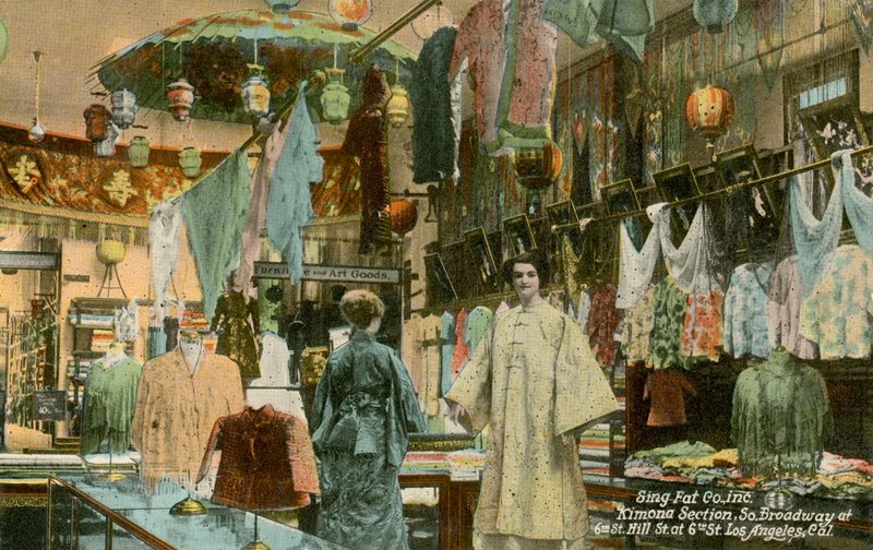Sezione kimono, negozio Sing Fat, Los Angeles, California, USA (foto a colori) da American Photographer