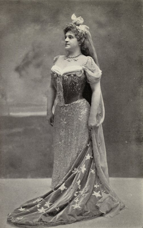 Marcella Sembrich, nel ruolo di Astrifiammante, Regina della Notte, ne "Il flauto magico" (foto b/n) da American Photographer