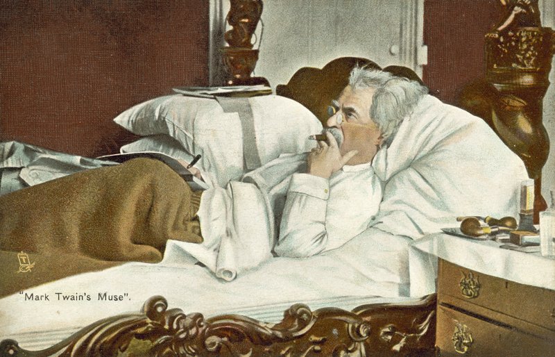Mark Twain, a letto, mentre fuma un sigaro (foto a colori) da American Photographer