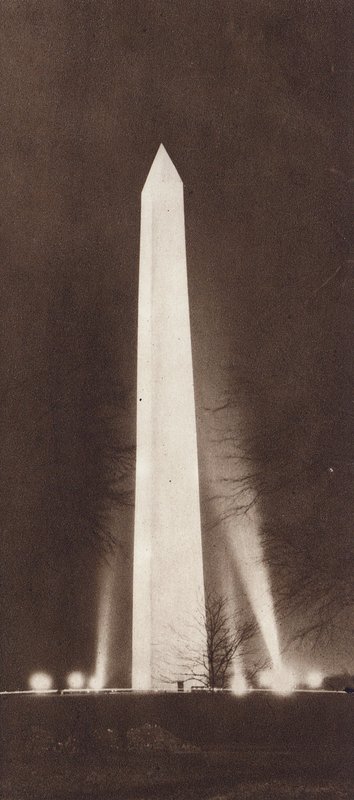 Obelisco illuminato da fari di notte (foto b/n) da American Photographer