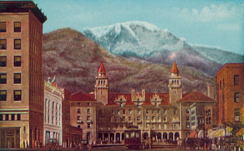 Pikes Peak Avenue, Colorado Springs, Colorado, Pikes Peak in lontananza (foto a colori) da American Photographer