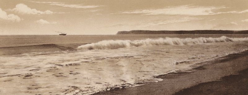 San Diego: Surf a Coronado Beach, Point Loma in lontananza, San Diego (foto b/n) da American Photographer