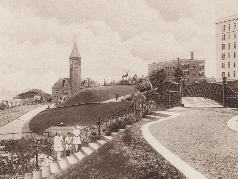 Scena Juneau Park, North Western Depot in lontananza, Milwaukee, Wisconsin (foto b/n) da American Photographer