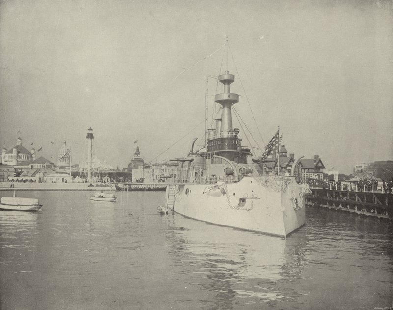Vista della Stazione di Salvataggio e della Nave da Guerra da American Photographer