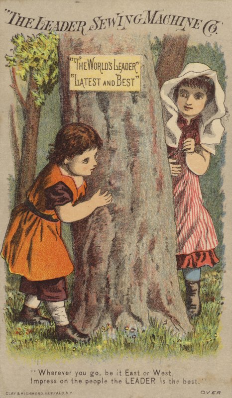 Bambini che giocano a nascondino vicino a un albero da American School