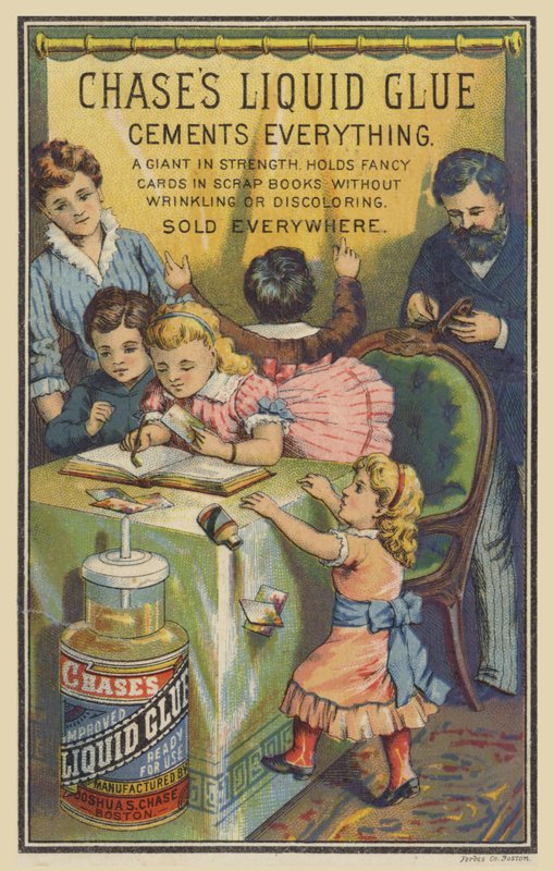 Bambini che attaccano carte in un album di ritagli da American School