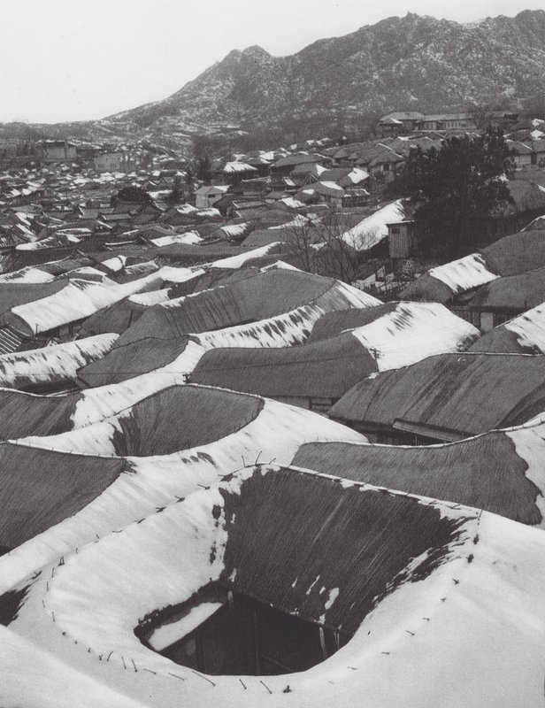 Giappone: Kai-syong, Vista di una piccola città coreana in inverno da Axel von Graefe
