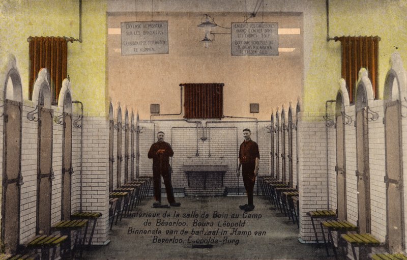 Interno dei bagni al Campo di Beverloo da Belgian Photographer