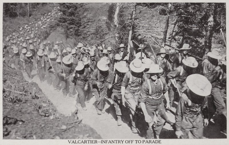Val Cartier - Fanteria in parata 1915 (foto b/n) da Canadian Photographer