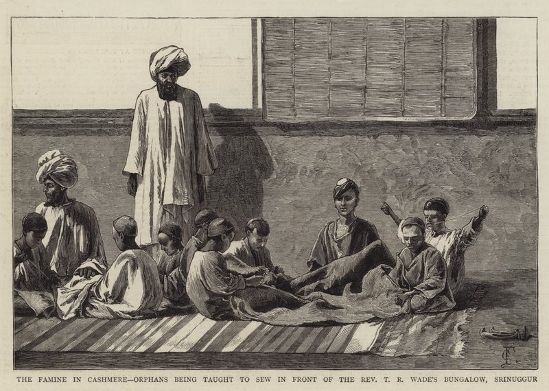 La carestia in Kashmir, orfani che imparano a cucire davanti al bungalow del reverendo T R Wade, Srinuggur da Charles Edwin Fripp