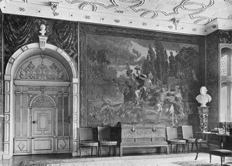 Estremità Est del Salone, Arazzo: Il Trionfo di Bacco da Charles Latham