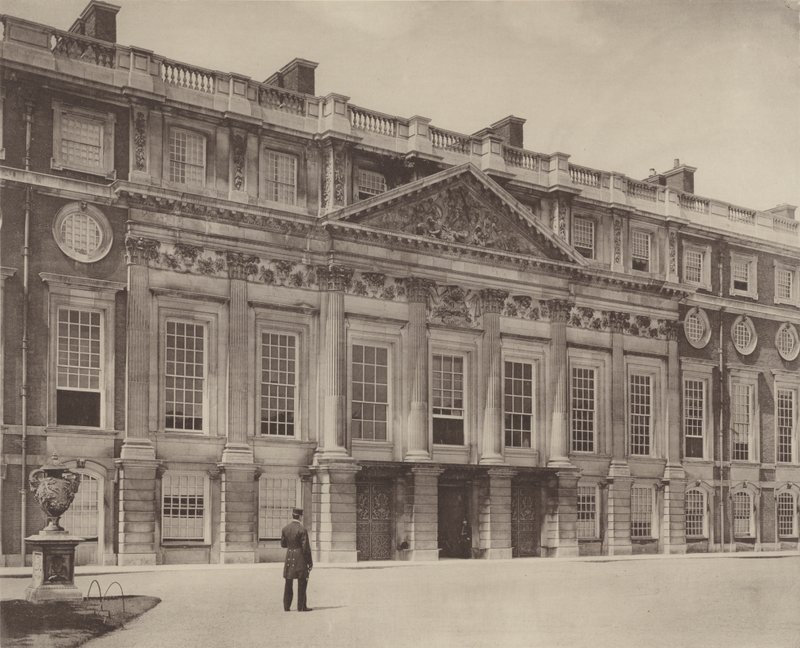 Hampton Court Palace, la Facciata Est da Charles Latham