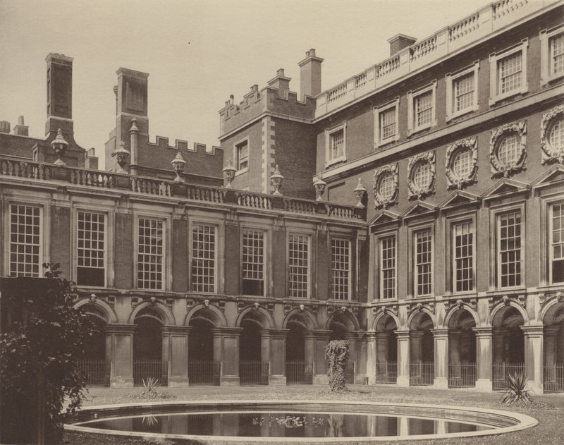 Hampton Court Palace, la Corte della Fontana da Charles Latham