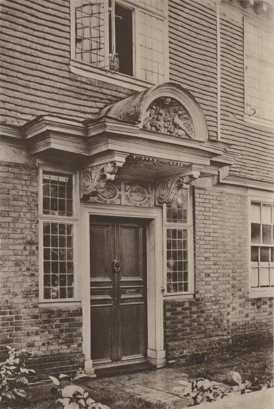 Casa a Burwash, Portone da Charles Latham