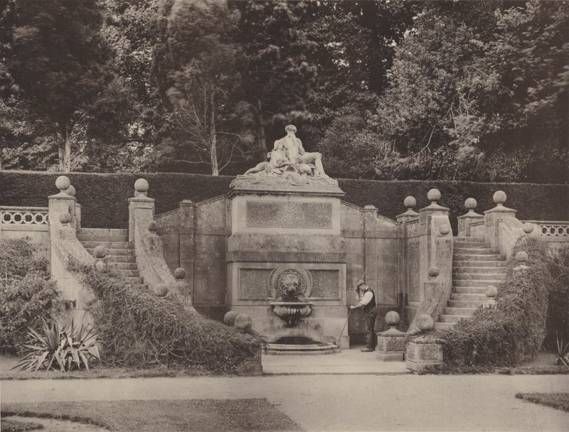 Fontana Murale nel Giardino a Bowood, Wilts da Charles Latham