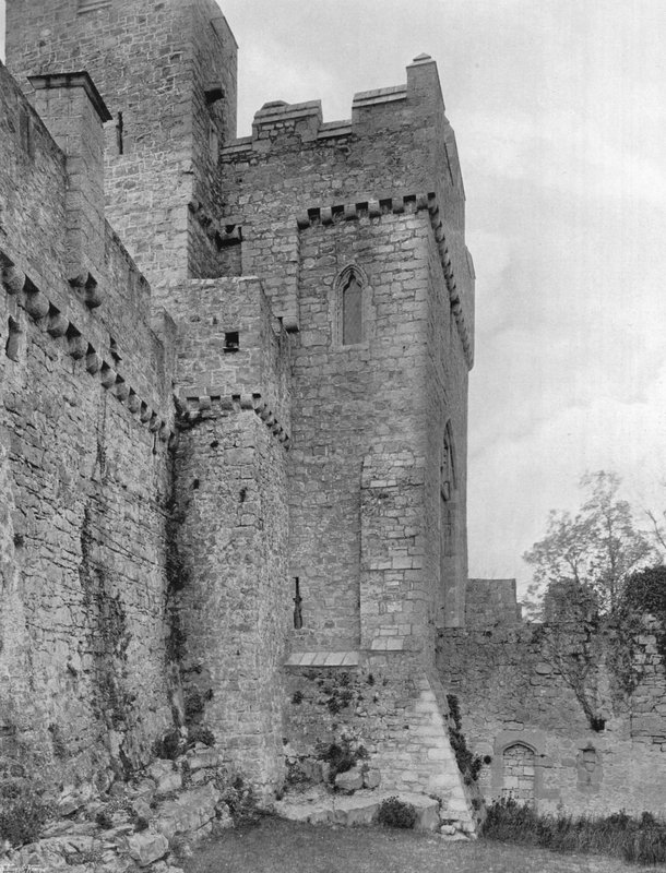 Porta esterna e cortina che si alza dal fossato da Charles Latham