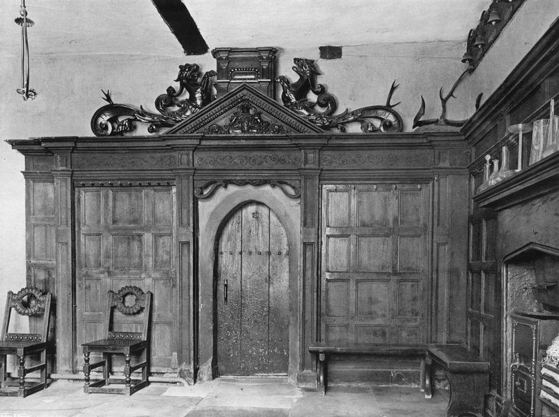 Schermo nella Sala Inferiore, Data 1558 da Charles Latham