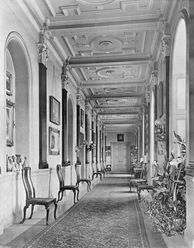 Il lungo corridoio da Charles Latham