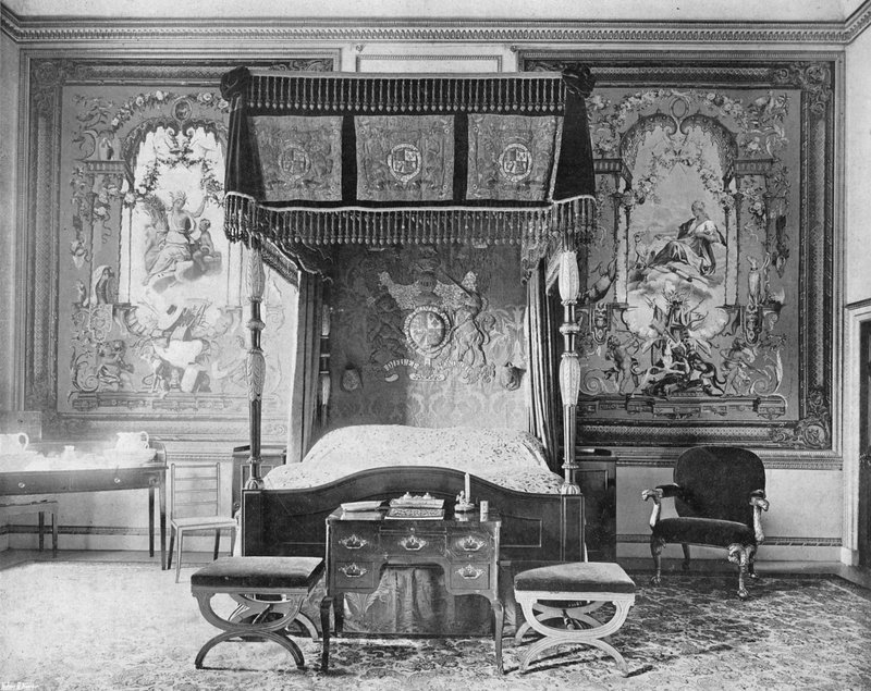 La stanza degli arazzi da Charles Latham