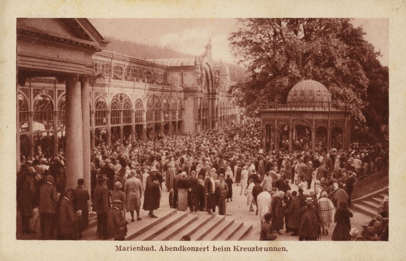 Cartolina raffigurante una folla di persone che assistono a un concerto serale al Kreuzbrunnen da Czech Photographer