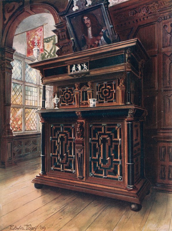 Un mobile di quercia e noce, con pannelli e colonne di ebano, intarsiato con palissandro e avorio inciso da Edwin John Foley