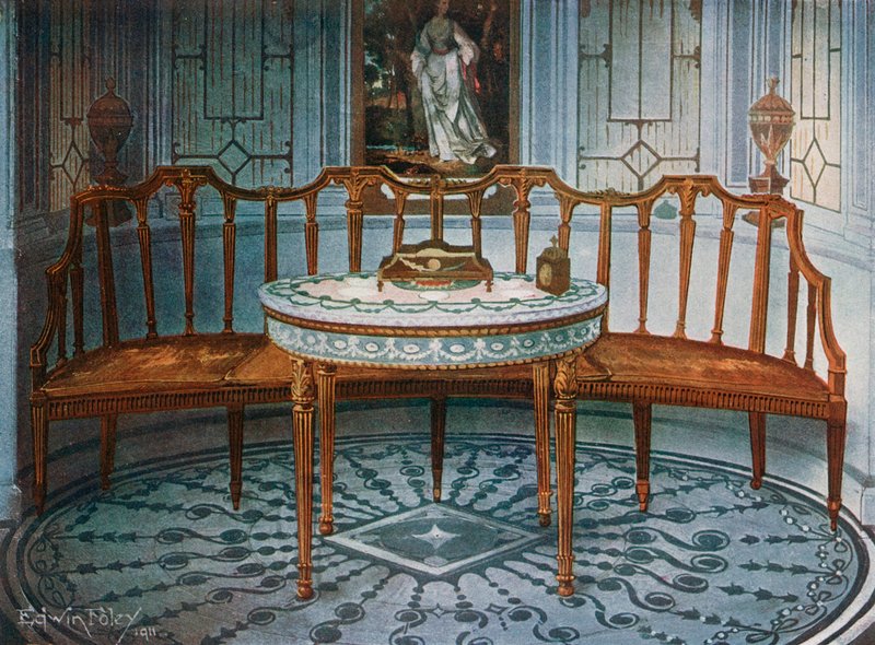 Divano intagliato in legno satinato. Tavolo dipinto e dorato da Edwin John Foley