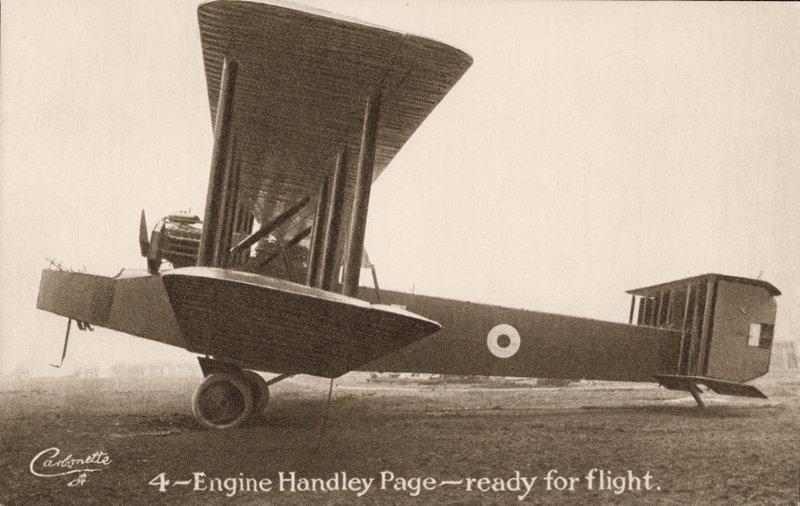 Aereo Handley Page a 4 motori, pronto per il volo da English Photographer