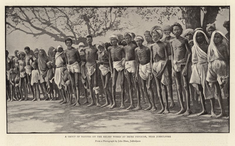 Un gruppo di nativi nei lavori di soccorso a Deori Panagar, vicino a Jubbulpore da English Photographer