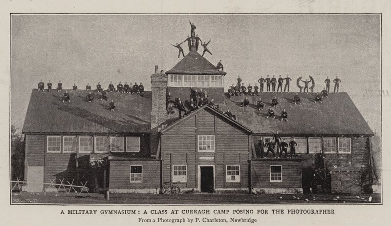 Una palestra militare, una classe al campo di Curragh che posa per il fotografo da English Photographer