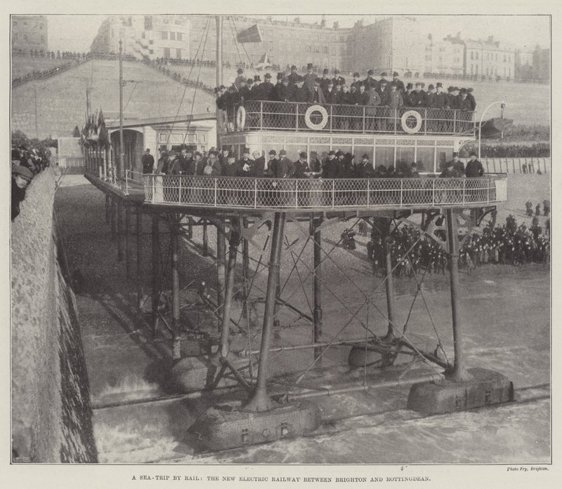 Un viaggio in mare su rotaia, la nuova ferrovia elettrica tra Brighton e Rottingdean da English Photographer