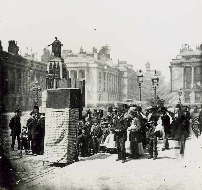 Una folla si raduna per guardare uno spettacolo di burattini a Londra da English Photographer