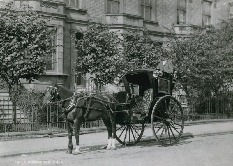 Un conducente seduto sulla sua carrozza Hansom da English Photographer
