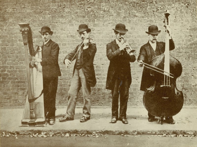 Un gruppo di musicisti di strada da English Photographer