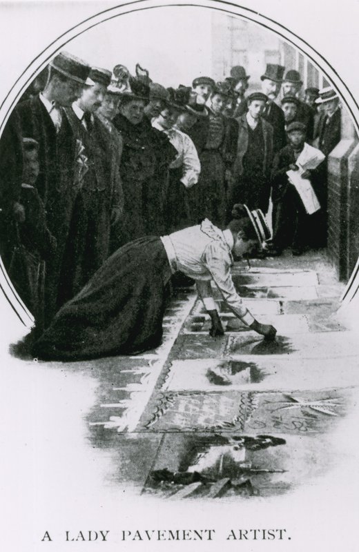 Una donna artista di strada all