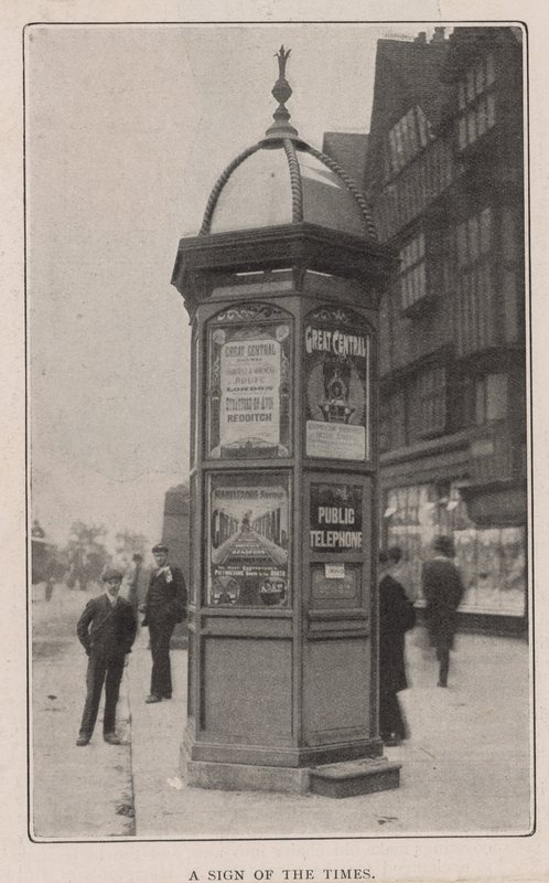 Un telefono pubblico da English Photographer