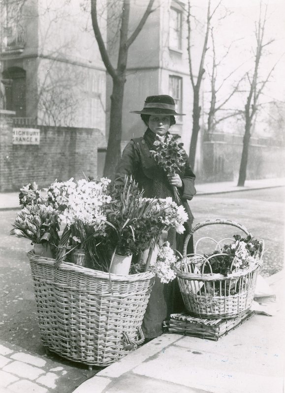 Una venditrice di fiori da English Photographer