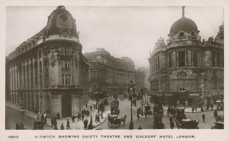 Aldwych con il teatro Gaiety e il Waldorf Hotel da English Photographer