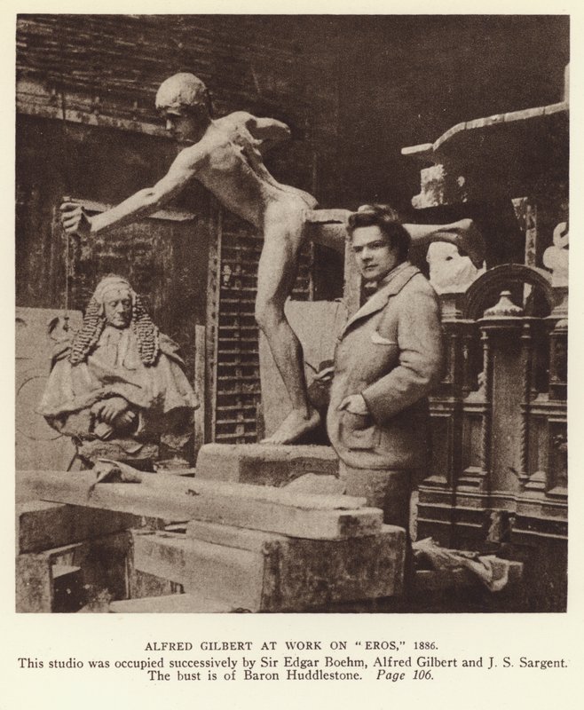 Alfred Gilbert, scultore inglese al lavoro su Eros da English Photographer