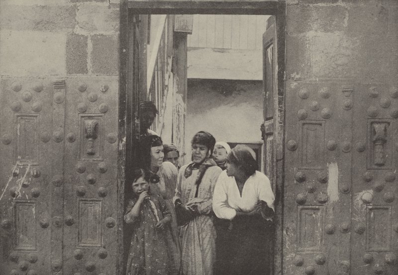 Antiche porte di pietra, Tiberiade, una città sul Lago di Galilea, nei pressi della quale il nostro Salvatore? da English Photographer