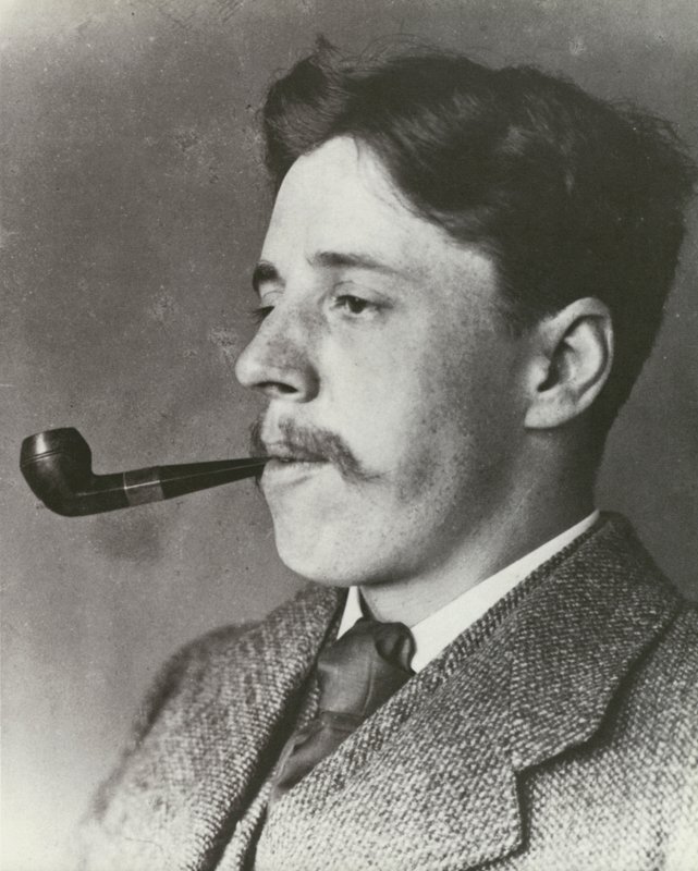 Arnold Bennett che fuma una pipa, ritratto da English Photographer
