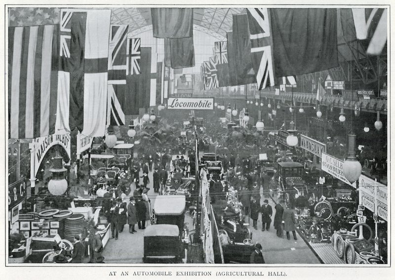 A una mostra automobilistica (Agricultural Hall) da English Photographer