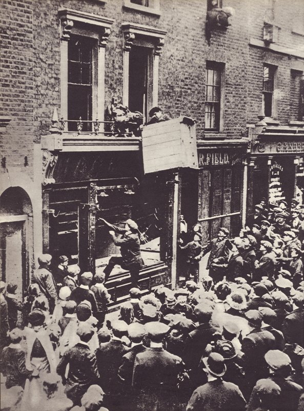 Attacco a un negozio tedesco a Londra, c.1914 da English Photographer
