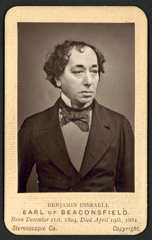 Benjamin Disraeli, Conte di Beaconsfield, carta fotografica commemorativa (foto in b/n) da English Photographer