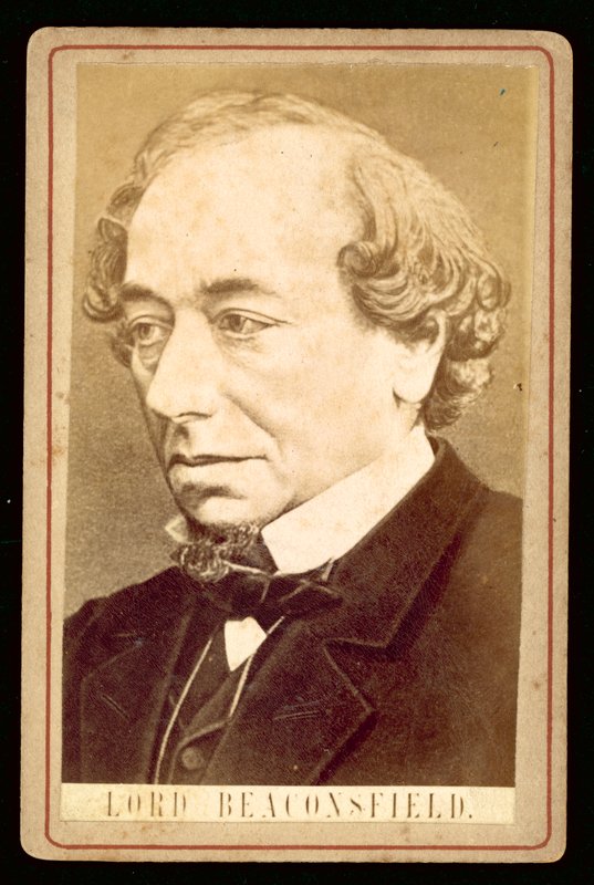 Benjamin Disraeli, Lord Beaconsfield, ritratto (foto b/n) da English Photographer