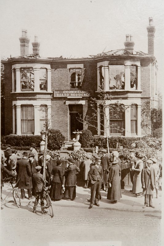Pensione su Cromwell Road danneggiata in un raid di Zeppelin su Southend, Essex da English Photographer