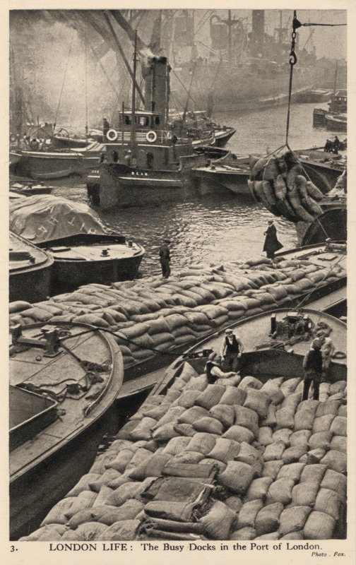 Barche e chiatte nei movimentati moli del porto di Londra da English Photographer