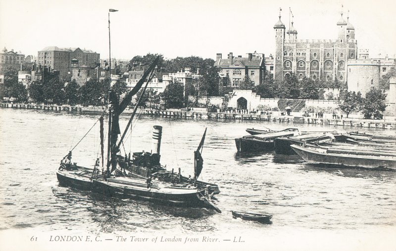 Barche sul Tamigi con la Torre di Londra sullo sfondo da English Photographer