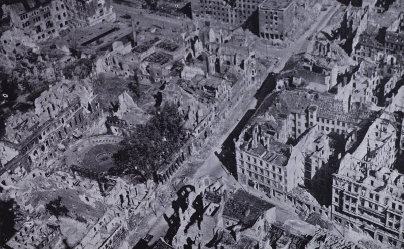 Rovine bombardate di Berlino, Germania, Seconda Guerra Mondiale da English Photographer