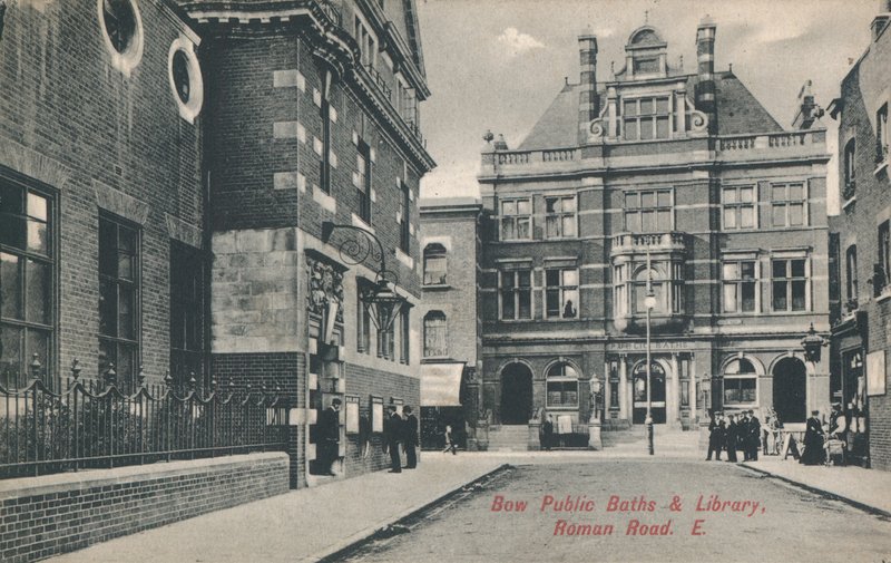 Bagni Pubblici e Biblioteca di Bow, Roman Road, Londra da English Photographer