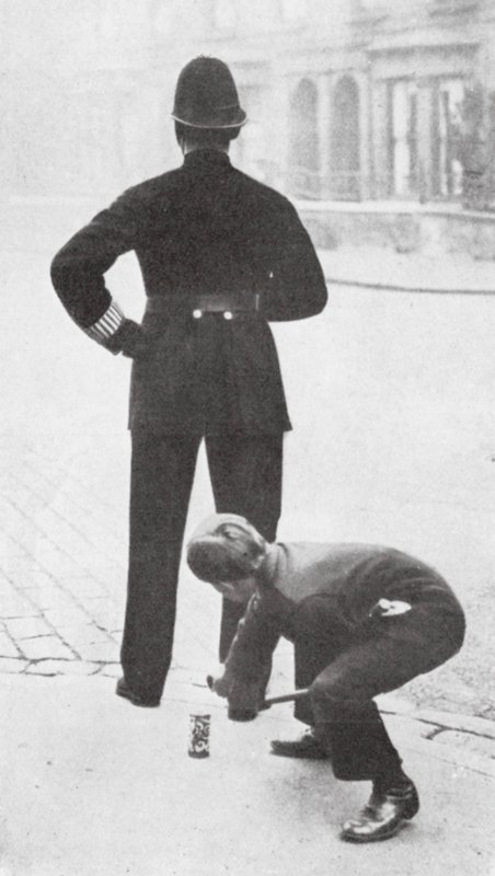 Ragazzo che fa uno scherzo a un poliziotto da English Photographer